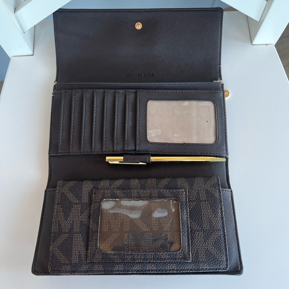 Michael Kors Wallet with Cheque Book and Pen - Picture 5 of 9